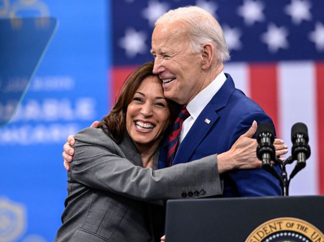 Biden podporil Kamalu Harrisovú ako nominantku demokratov do volieb