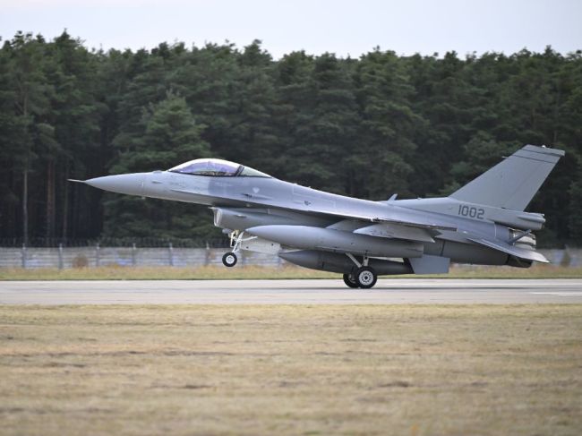 Na slovensku pristáli prvé dve stíhačky F-16