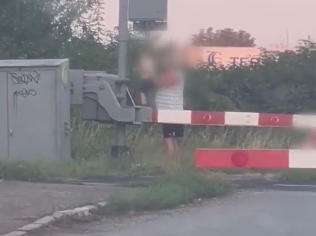 Video: Šokujúce správanie na železničnom priecestí. Incident vyšetruje polícia