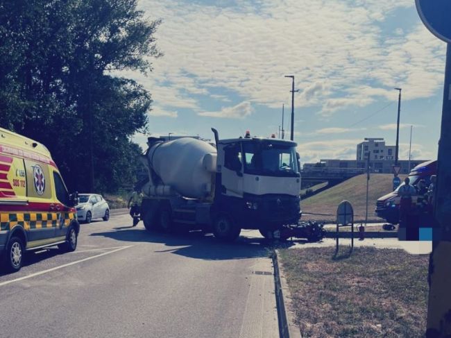 Motorkár zahynul po zrážke s nákladiakom, premávku v úseku obmedzili 