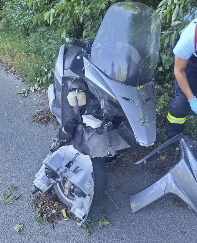 Motocyklista zomrel po náraze do stromu medzi Šacou a Malou Idou