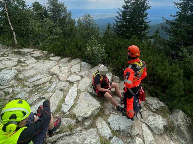 HZS pomáhala českej turistke, ktorá sa zranila po páde z Tatranskej magistrály