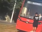 Polícia pátra po mužovi v súvislosti s jazdou na kapote električky v Bratislave