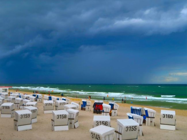 Blesk udrel medzi turistov na vyhľadávanej talianskej pláži