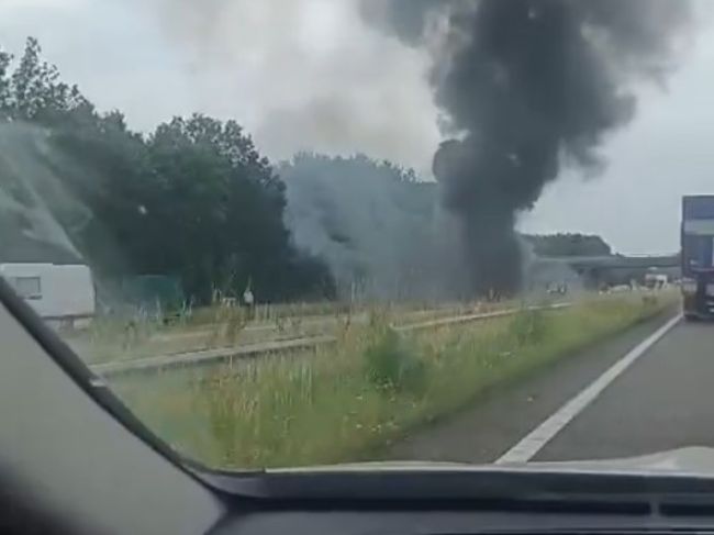 Video: Lietadlo havarovalo priamo na diaľnici, pilot pri manévri zahynul