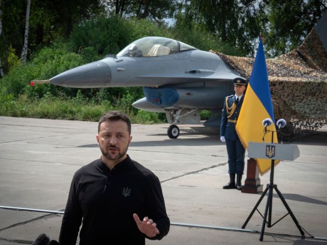 Zelenskyj potvrdil, že Ukrajina dostala prvé stíhačky F-16, dve aj ukázal