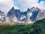 Na francúzskej strane Mont Blancu sa zrútila časť ľadovca, zahynula jedna osoba