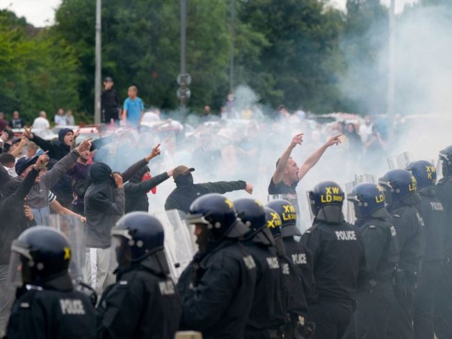 Britská vláda na potlačenie násilných nepokojov povolala 6000 policajtov