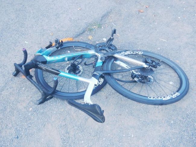 Auto zrazilo cyklistu, na miesto vyslali vrtuľník