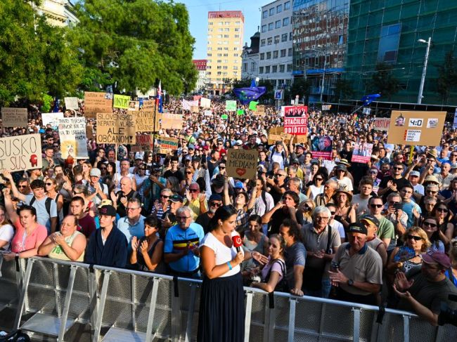 Tisíce ľudí protestovali na námestí SNP v Bratislave proti krokom vlády