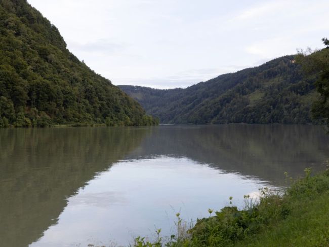 Voda strhla počas búrky trojicu mladých ľudí do Dunaja