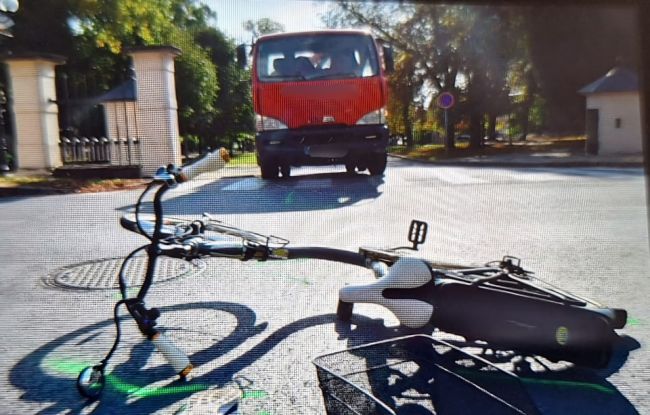 Nákladné auto zrazilo cyklistu, muž v sanitke zraneniam podľahol