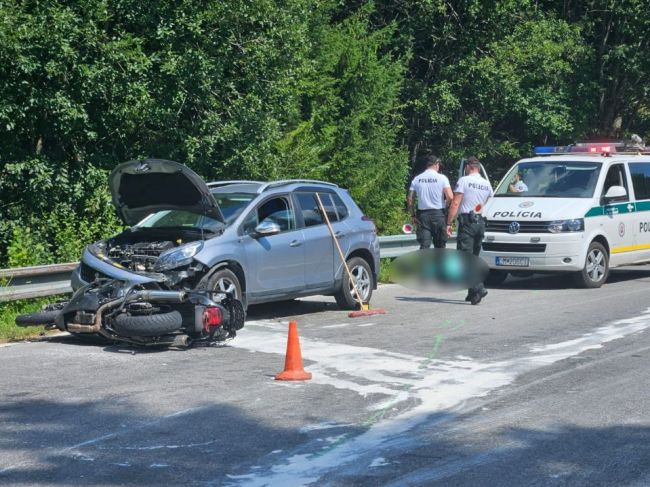 Zrážku s autom neprežil 48-ročný motocyklista