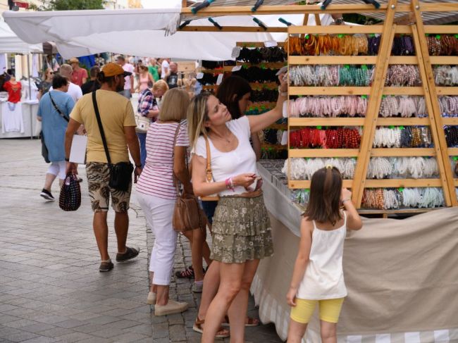 Na nitrianskom Svätoplukovom námestí sa začali hody a dožinky