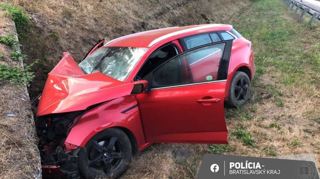 Polícia vyšetruje rannú dopravnú nehodu na D2 smerom z Malaciek do ČR