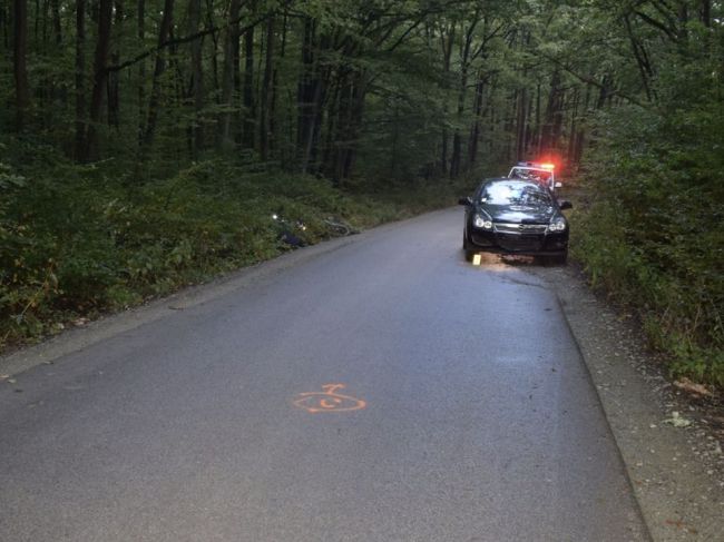 Cyklista neprežil zrážku s osobným autom, nehodu vyšetruje polícia