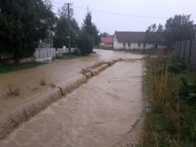 Obec vyhlásila tretí stupeň povodňovej aktivity, hasiči odstraňujú následky