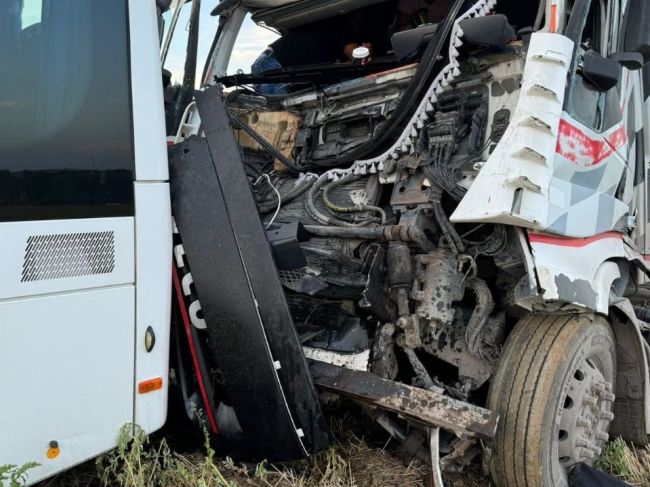 Nehoda autobusu a kamióna: Na miesto vyslali vrtuľník