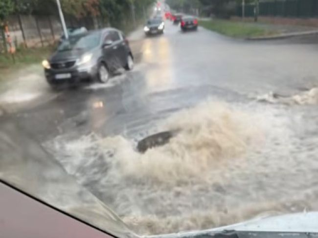 Búrka nad Nitrou lámala stromy, ulice ostali zaplavené