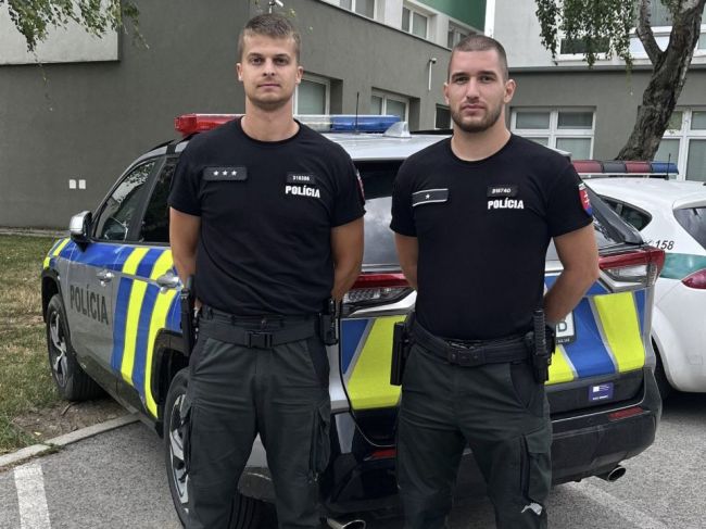 Policajti zachraňovali v Galante dve malé deti uzamknuté v aute