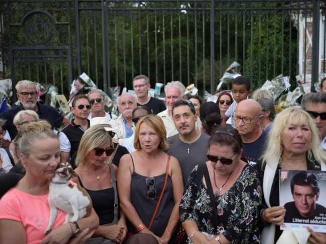 Delona pochovali na pozemku jeho vidieckeho sídla v Douchy