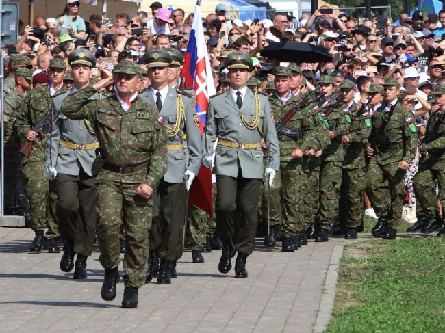 Začína sa vojenská prehliadka, prezentovať bude vyše 260 kusov techniky