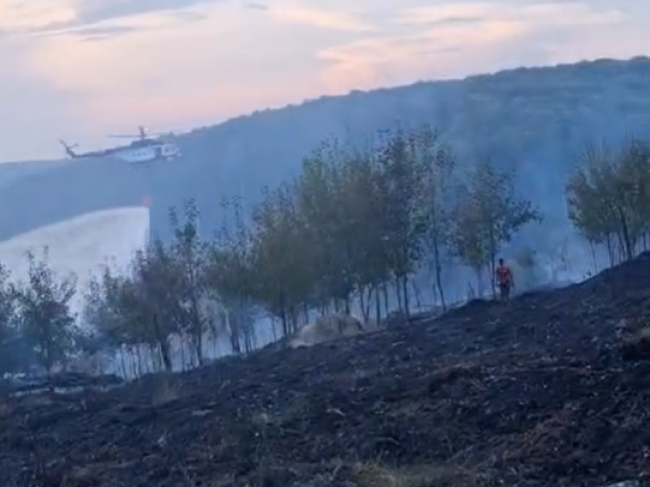 Video: Pri kameňolome v obci Borinka horí, na mieste zasahoval aj vrtuľník