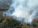 Požiar v Borinke sa už nešíri, hasiči hasia lokálne ohniská na okrajoch