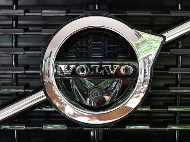 Volvo upustilo od plánu predávať do roku 2030 len plne elektrické autá