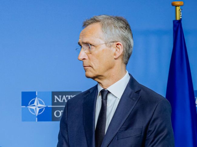 Stoltenberg: NATO mohlo urobiť viac, aby zabránilo ruskej agresii na Ukrajine