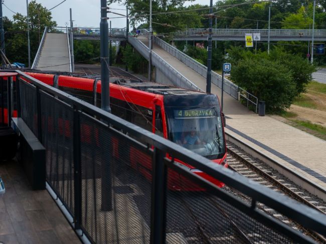 Premávka električiek v Bratislave je prerušená, premávajú náhradné autobusy