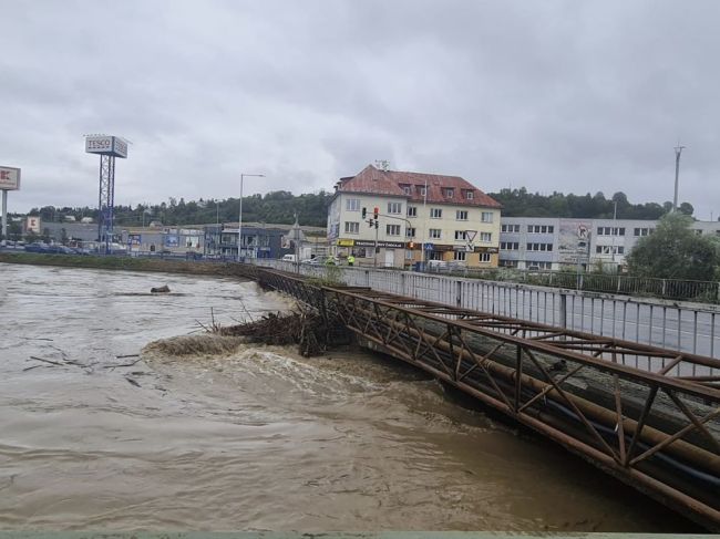 V Čadci sú ohrozené viaceré mosty, množstvo vody je podľa primátora obrovské