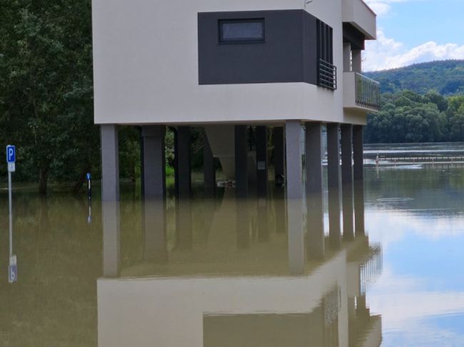 Juh západného Slovenska sa pripravuje na stúpajúci Dunaj, ale aj Váh