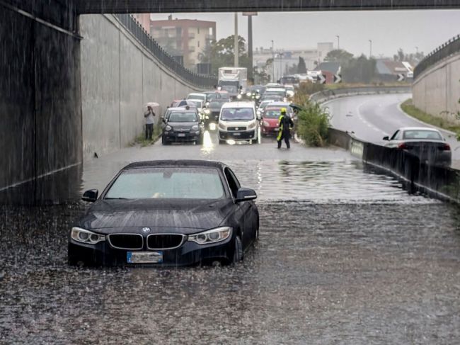 Prudké dažde a povodne v Taliansku si vyžiadali život hasiča