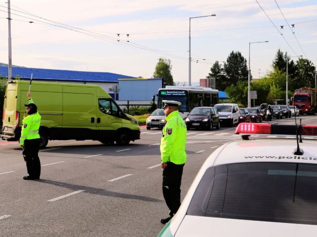 Na križovatkách v Banskej Bystrici sa pre uzáveru mosta strieda vyše 100 policajtov