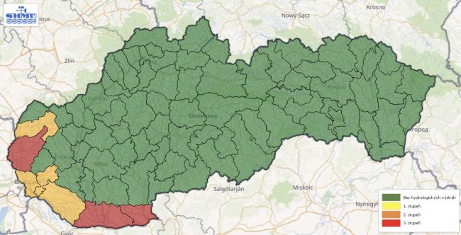 SHMÚ: Na západe Slovenska platí 2. aj 3. stupeň výstrah pred povodňami