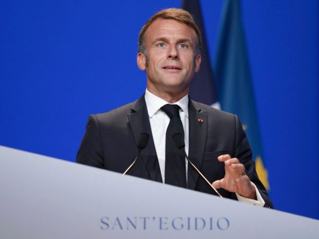 Macron vyzýva iránskeho prezidenta využiť svoj vplyv na deeskaláciu v Libanone