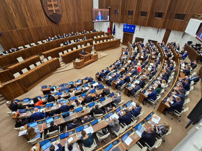 Poslanci odmietli uznesenie na odsúdenie bombových hrozieb na školách