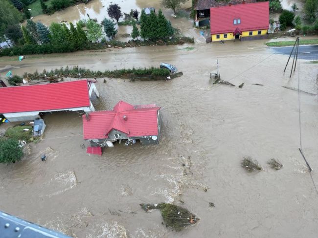 Objem online dezinformácií v prvých dňoch povodní v Poľsku stúpol o 300 percent