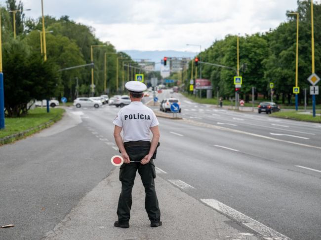 Príplatky pre policajtov podľa opozície nefungujú, minister verí v zlepšenie