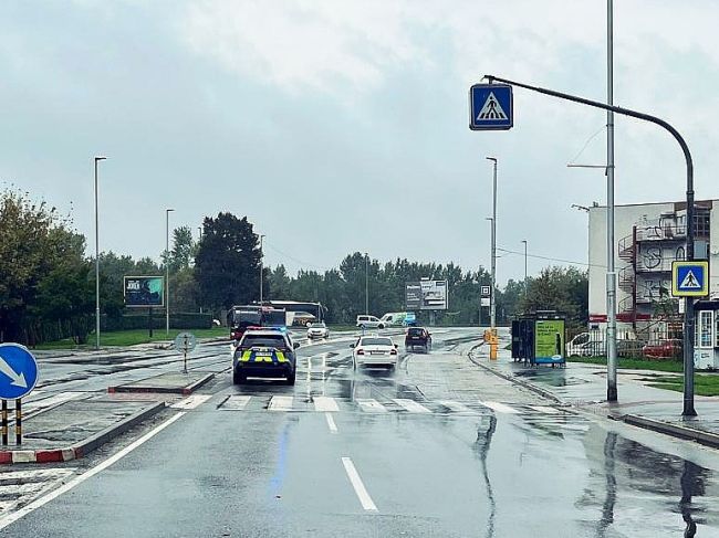 Policajné auto zrazilo chodkyňu na priechode