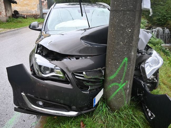 Vodič narazil do stĺpu, namerali mu viac ako 3,5 promile