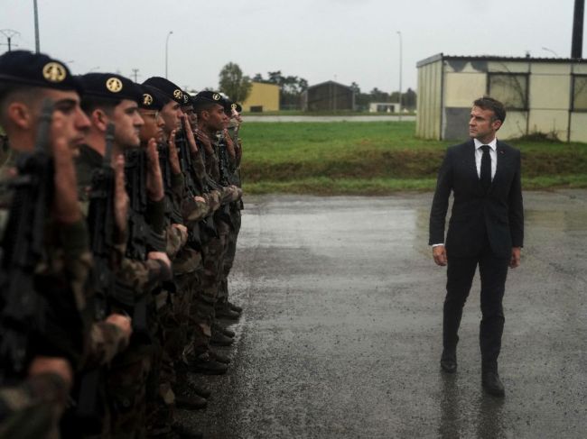 Macron navštívil ukrajinských vojakov, ktorých trénuje francúzska armáda
