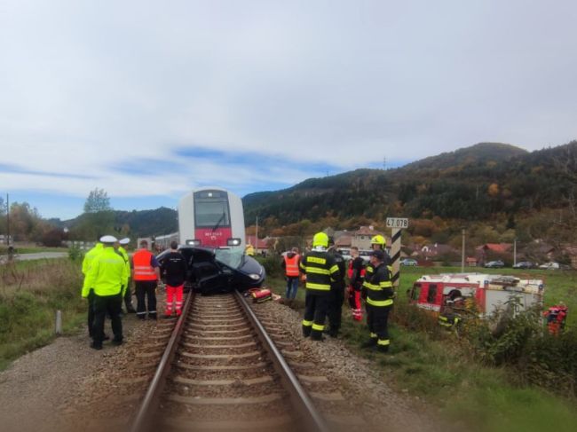 Osobný vlak sa zrazil s autom, zasahujú všetky záchranné zložky