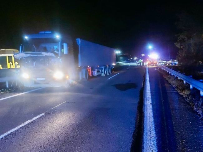 Na R1 sa čelne zrazilo nákladné a osobné vozidlo