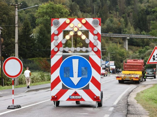 V Chmeľove uzatvorili cestu, vyteká na ňu jablčná šťava