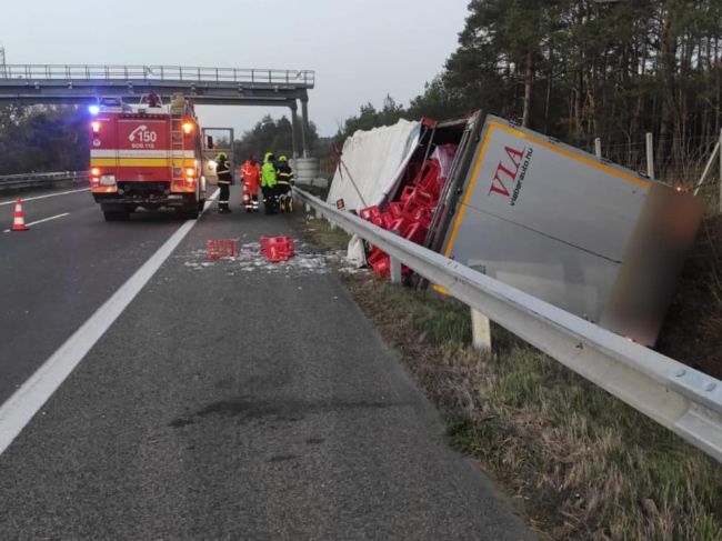 Na diaľnici D2 došlo k nehode, nákladné auto skončilo mimo cesty