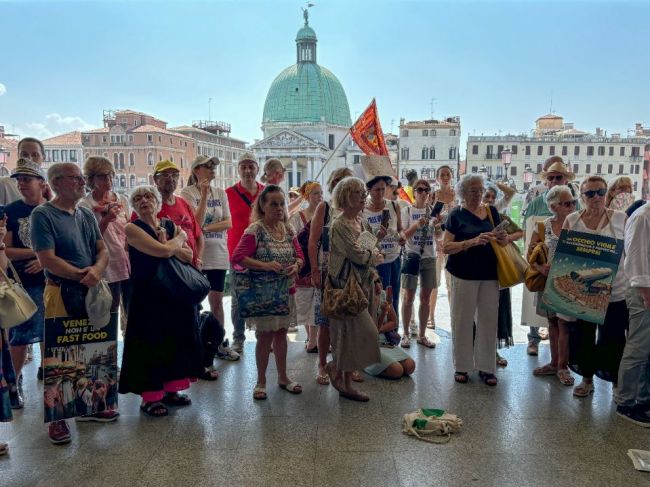 Benátky zvýšia vstupný poplatok pre jednodňových turistov na dvojnásobok