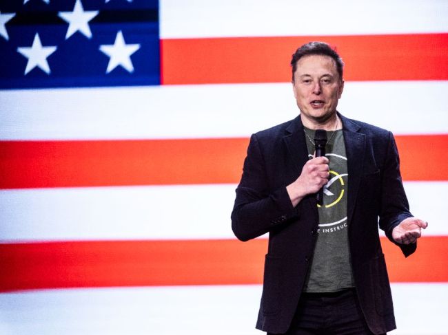 Musk pracoval v USA istú dobu nelegálne, tvrdí Washington Post