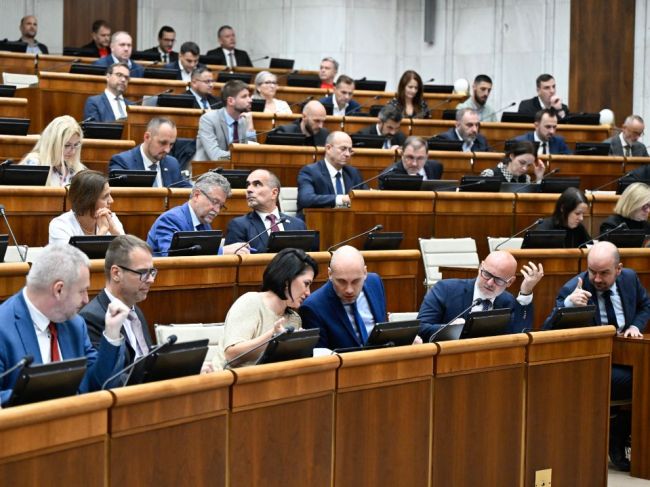 Dubéci: Parlament nie je schopný prijímať zákony, vidíme rozpad koalície